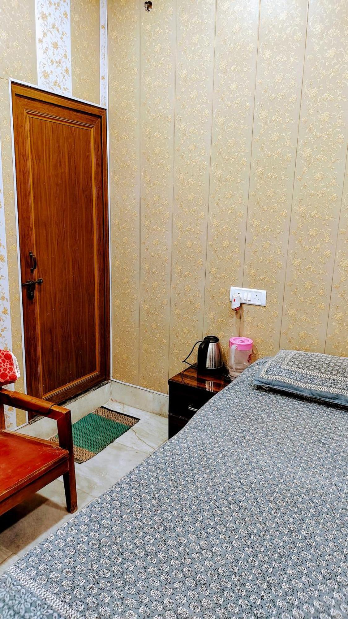 Hotel Raju Homestay Ayodhya 150 Meters From Shree Ram Janmbhoomi Temple 200 Meters From Ayodhya Dham Railway Station 외부 사진